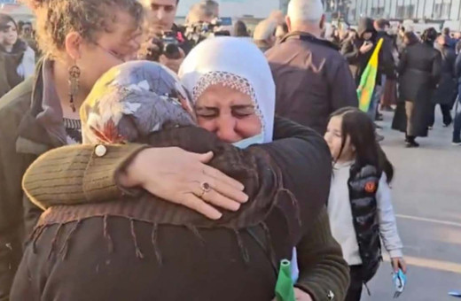 Diyarbakır'da Öcalan'ın çağrısına sevinç gözyaşları