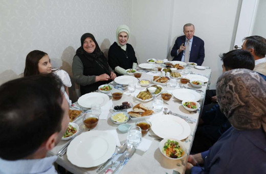 Cumhurbaşkanı Erdoğan ve Emine Erdoğan, iftar sofrasına konuk oldu