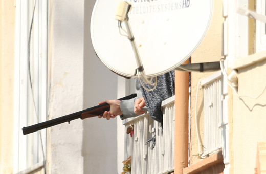 Çanakkale'de tüfekle balkona çıkan şüpheli, kendisini ikna etmeye çalışan kişiyi vurdu