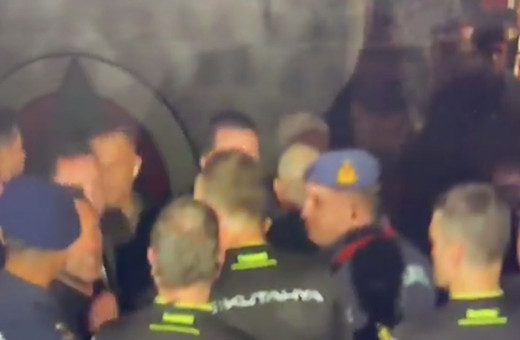 Okan Buruk'un devre arasında hakemin önünü kestiği anlar olay oldu