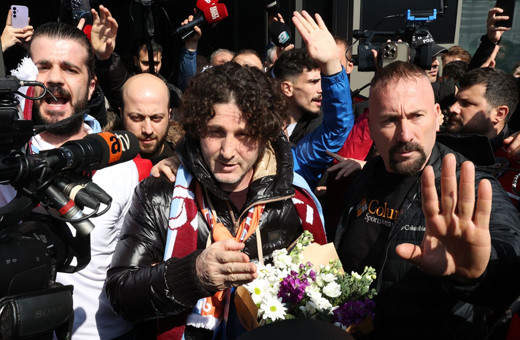 Trabzonspor taraftarı, Fatih Tekke'yi sevgi gösterileriyle karşıladı