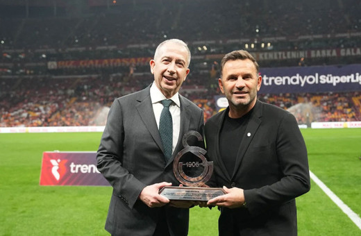 Galatasaray'dan Okan Buruk'a plaket