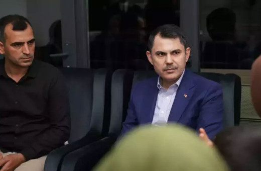 Bakan Kurum Hatay’da depremzede ailenin yeni evine misafir oldu