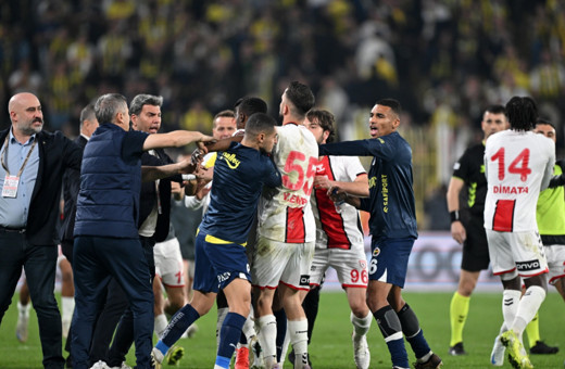 Kadıköy'de maç bitti saha karıştı