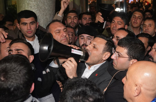 İBB binası önünde göstericilerle görevliler arasında arbede