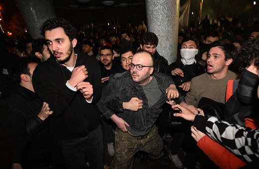 Saraçhane'deki izinsiz gösteride eylemciler İBB binasına girmeye çalıştı