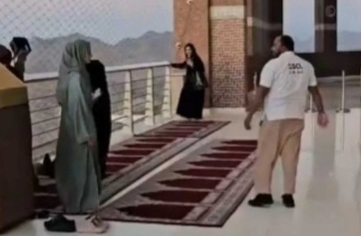 Kabe manzaralı otelin balkonunda namaz! Mimarisi tepki çekti