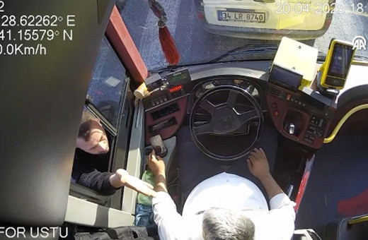 Trafikte İETT sürücüsüyle tartıştı otobüsün camını böyle kırdı