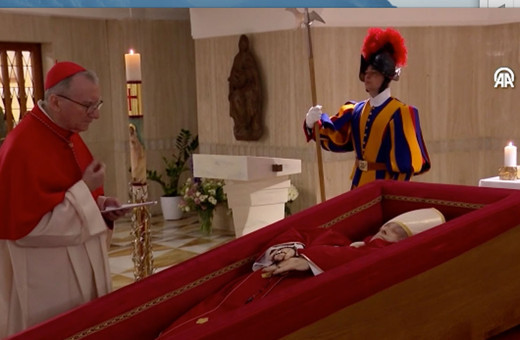 Vatikan, Papa Francis'in tabut içindeki ilk görüntülerini paylaştı
