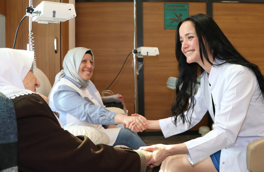 Kanser hastaları "kahkaha yogası" ile kemoterapiye moralli giriyor