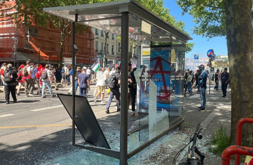 Paris'te 1 Mayıs gösterisinde göstericiler ile polis arasında arbede
