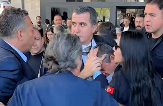 CHP lideri Özgür Özel AKM çıkışında saldırıya uğradı!