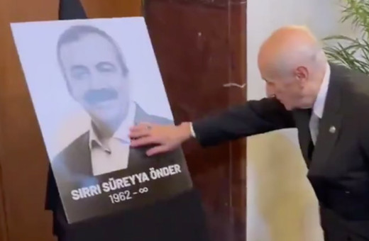 Devlet Bahçeli Sırrı Süreyya Önder'i böyle sevdi fotoğrafını görünce okşadı