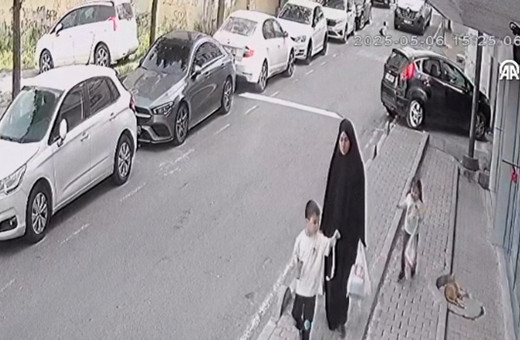 İstanbul'da kahreden görüntü! Küçük çocuk servis aracının altında kaldı