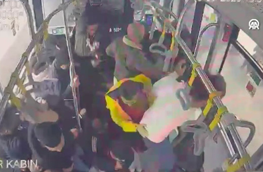 Beylikdüzü'nde 1 kişinin öldüğü 57 kişinin yaralandığı metrobüs kazası araç içi kamerasında