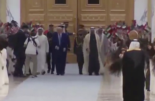 Trump’ı BAE Başkanlık Sarayı’nda saçlarını sallayan kızlar karşıladı görüntüler gündem oldu
