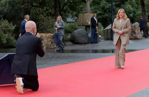 Arnavutluk Başbakanı Rama mevkidaşı Meloni'yi diz çökerek karşıladı