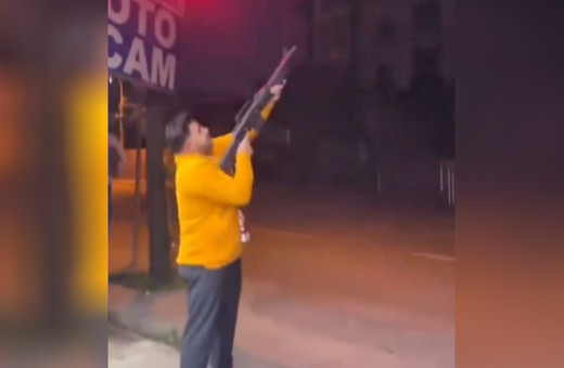 Bağcılar'da Galatasaray'ın şampiyonluğunu silahla ateş ederek kutlayan kişi yakalandı