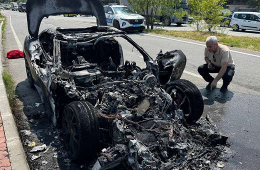 Eyüpsultan'da seyir halindeki lüks otomobil yandı