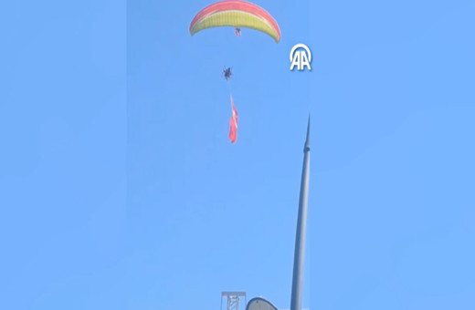 Gösteri uçuşu yapan paramotor kamyonetin üzerine düştü