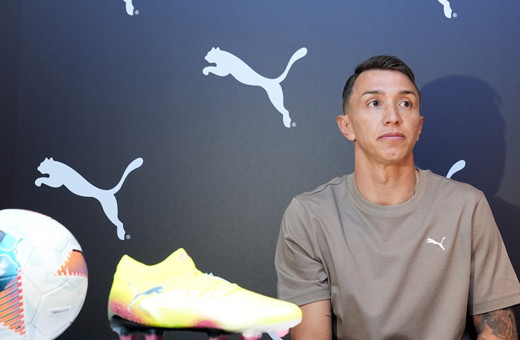 Galatasaray'ın Uruguaylı file bekçisi Muslera, imza gününde taraftarla buluştu