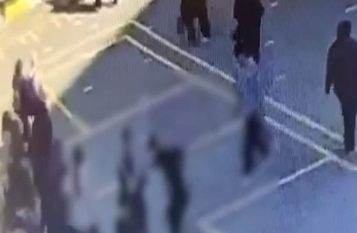 Okul bahçesinde saniye saniye dehşet! Arkadaşını bıçaklayıp kaçtı