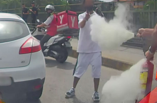 Ataşehir'de trafikte kavga! Bıçaklı sürücüye yangın tüpü sıktı o anlar kamerada