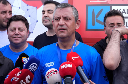 CHP Genel Başkanı Özgür Özel'den pankart soruşturmasına tepki: Cürmü kadar yer yakar