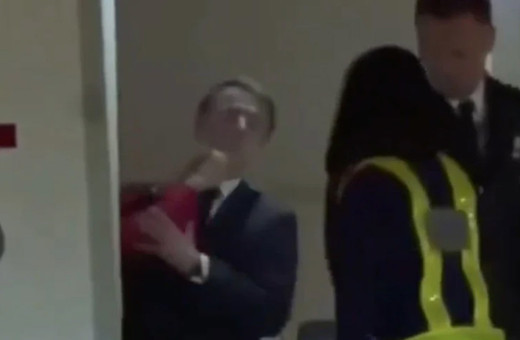 Emmanuel Macron eşinden tokat yedi! Karısının tokat attığı o anların videosu