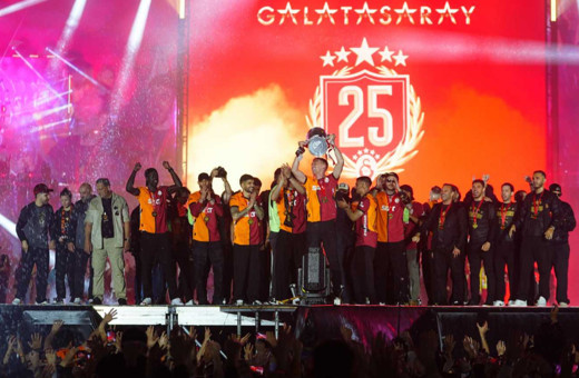 Galatasaray şampiyonluk kupasını kaldırdı
