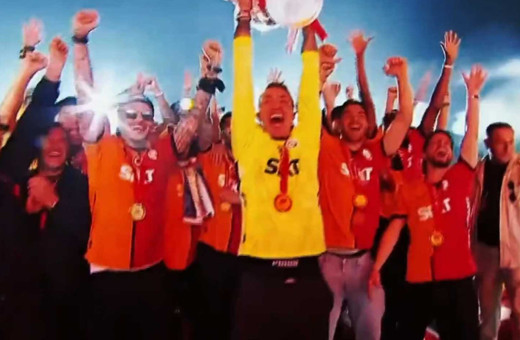 Galatasaray şampiyonluk kupasını kaldırdı