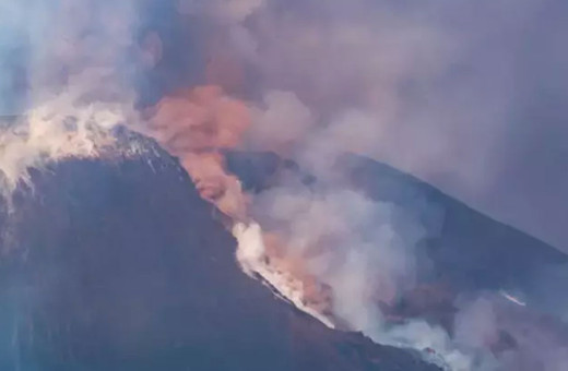 Etna Yanardağı patladı: Turistler panik halinde kaçmaya başladı