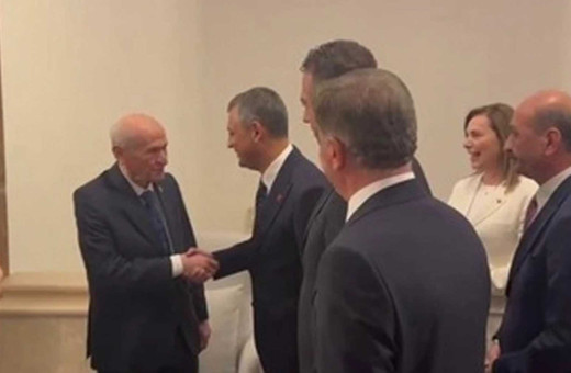 Devlet Bahçeli ile Özgür Özel tokalaştı! "Çok hareketlisiniz maşallah"