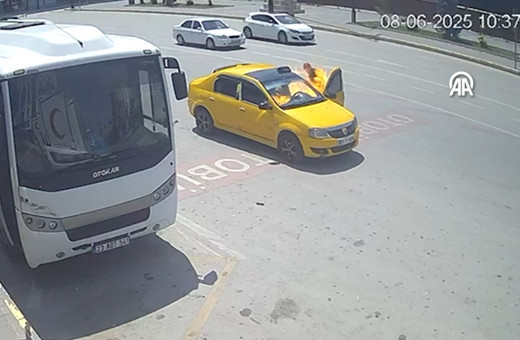 Taksi bir anda alev aldı! Sürücü yaralandı