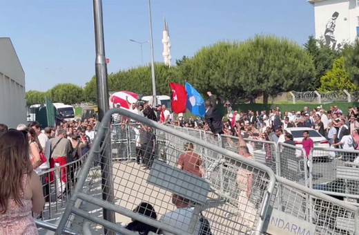Ümit Özdağ kararı sonrası Silivri cezaevi önü bu sloganlarla inledi