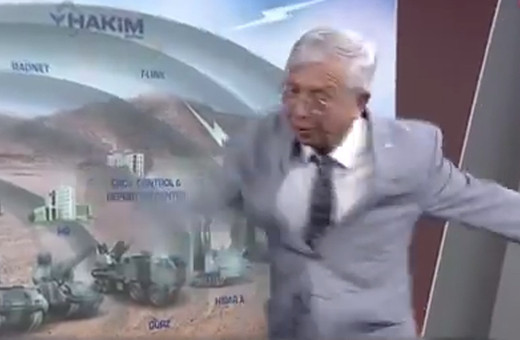 Mesut Hakkı Caşın canlı yayında ellerini tükürükleyip Osmanlı tokadını gösterdi