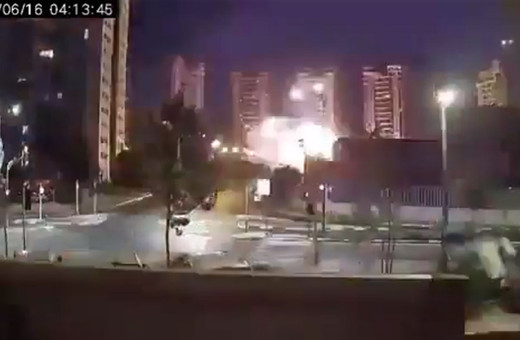 İsrail'de füzenin düşme anı güvenlik kamerasına böyle yansıdı