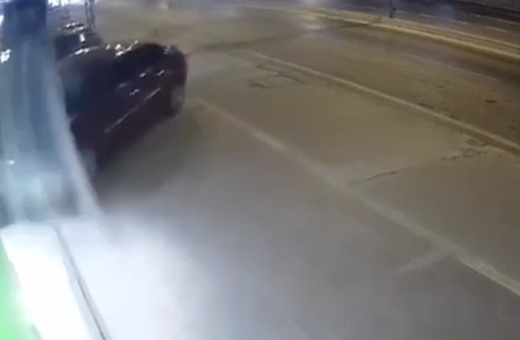 Avcılar'da kaza yaparak yoldan çıkan otomobil iş yerine böyle daldı