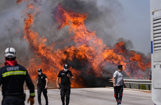 Çeşme yangını öyle kötü ki! Yollar trafiğe kapandı alevler otoyola indi