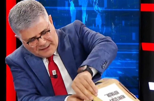 Rüşvet kutusundan baklava: Canlı yayında esprili gönderme