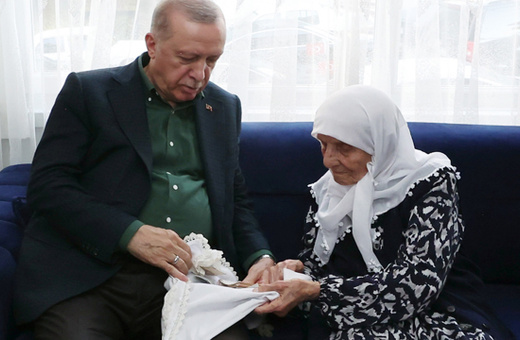 Cumhurbaşkanı Erdoğan, 15 Temmuz'da 3 yakını şehit olan Muzaffer Gülşen'i evinde ziyaret etti