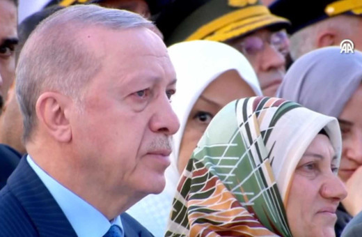 Cumhurbaşkanı Erdoğan 15 Temmuz filminde gözyaşlarını tutamadı