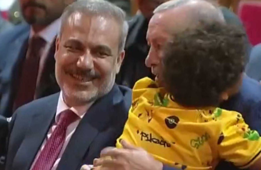 Erdoğan ve minik çocuğun yürek ısıtan anları! "Yanacıklarından öptüm"