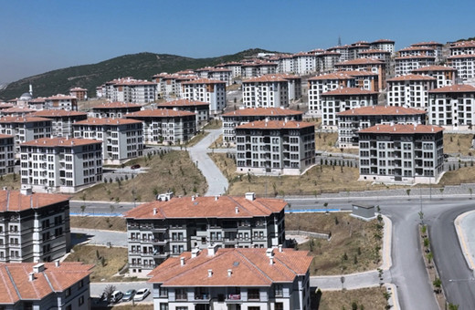 Bakan Kurum, Balıkesir'de yapımı tamamlanan TOKİ konutlarını paylaştı