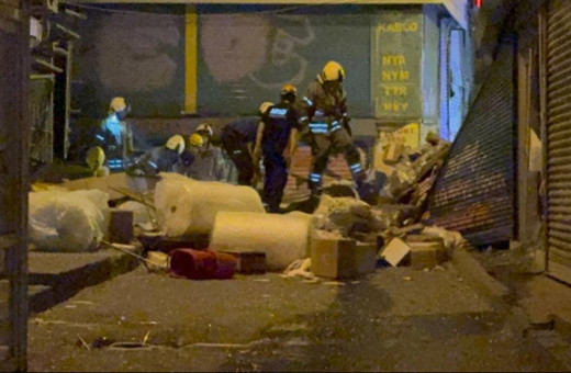 Beyoğlu'nda şiddetli patlama: 2 katlı bina çöktü
