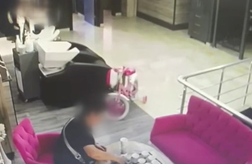 Eltisinin içeceğine ilaç koyan kadının görüntüsü güvenlik kamerasına yansıdı