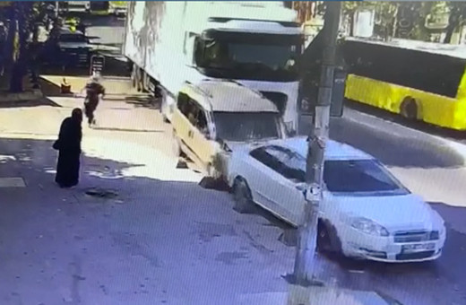 Sultanbeyli'de yokuşta kayan tır önündeki araçlara böyle çarptı