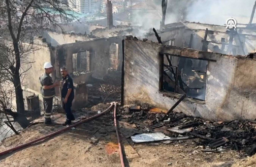 Ankara’da çıkan yangın gecekondulara sıçradı! 8 ev kullanılmaz halde