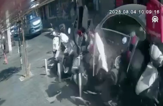 Kontrolden çıktı 8 motosiklet ile 1 otomobile sonra direğe çarptı o anlar kamerada