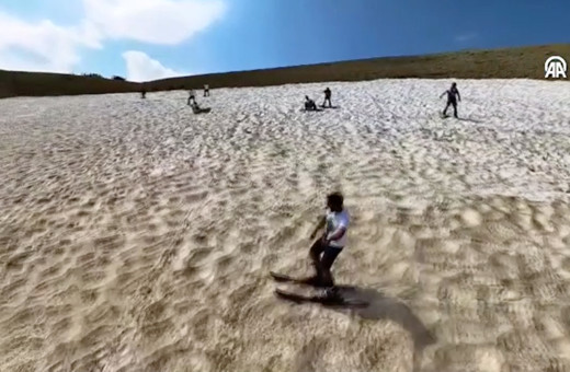 Erzincan'da ağustos sıcağında karda kayak ve snowboard keyfi